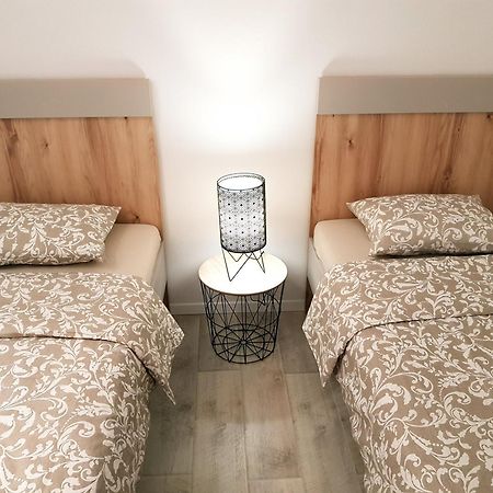 New Apartment With Panoramic View 斯托莫斯卡 外观 照片